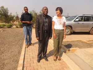 Le Ministre des Mines, Martin Kabwelulu pose avec la Présidente de Rivière des Anges